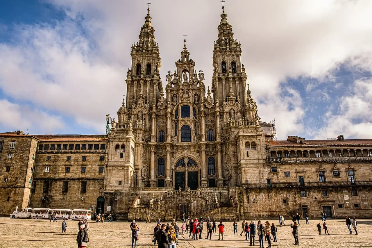 Camino de Santiago en Autocaravana: Una aventura espiritual sobre ruedas 1 catedral santiago.jpg