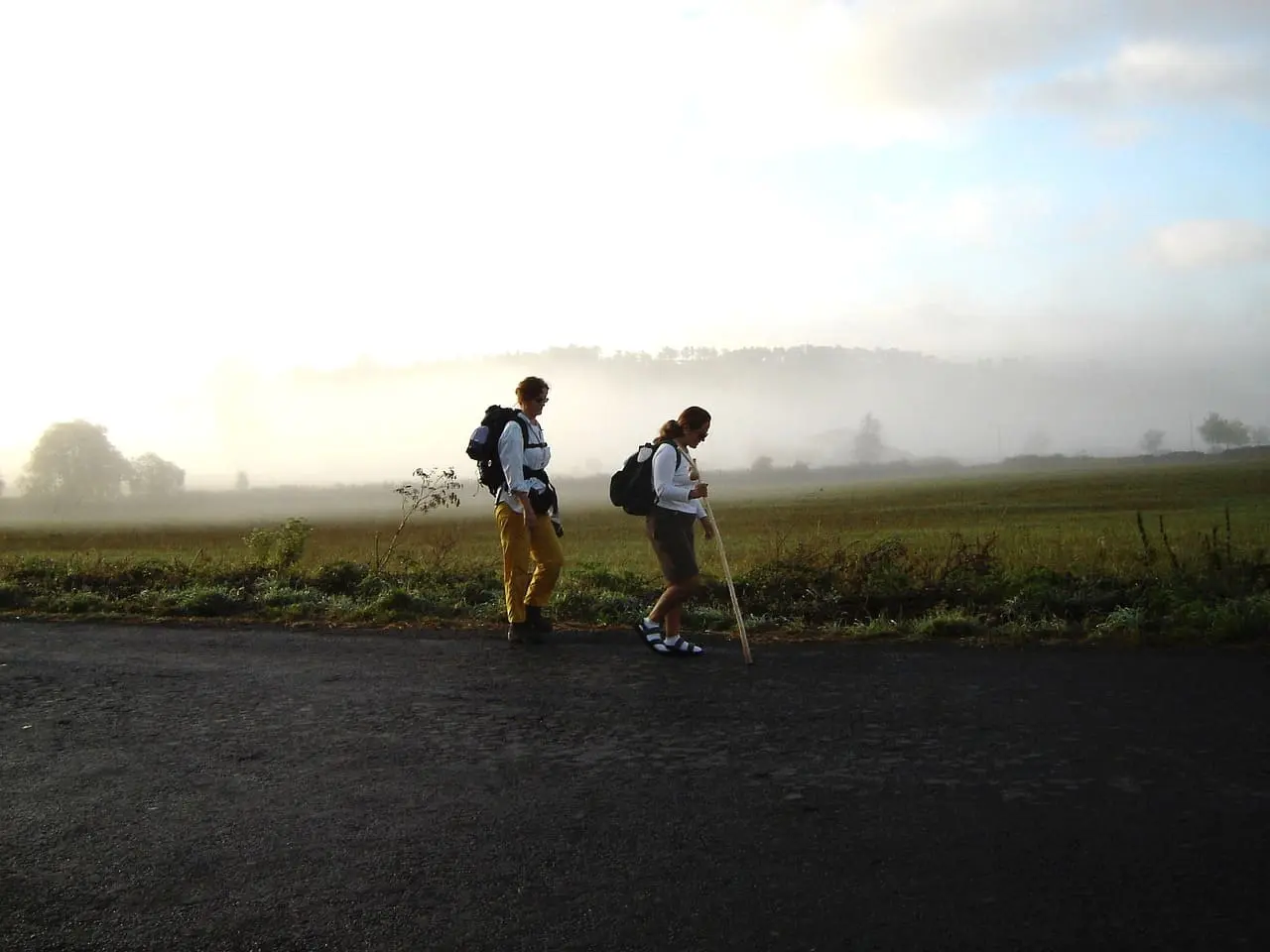 Camino de Santiago en Autocaravana: Una aventura espiritual sobre ruedas 2 peregrinos.jpg