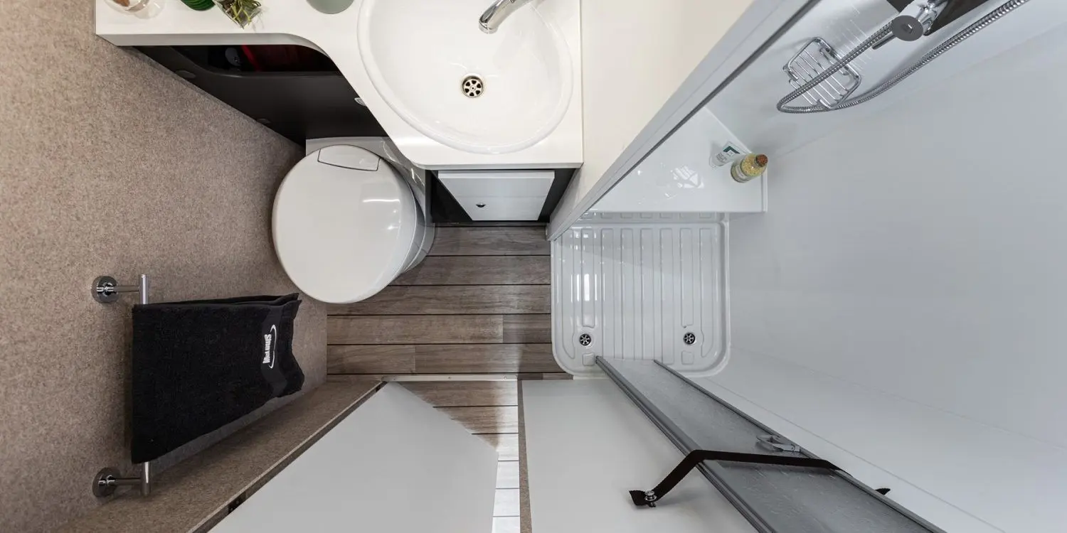 Autocaravana McLouis Glamys 222 - 322 baño2