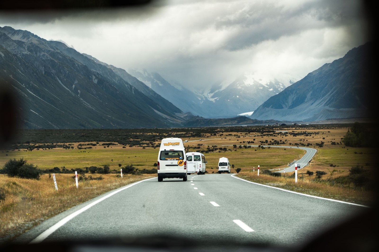 Inicio 70 Camper circulando por autopista de montaña alpina con viaducto al fondo