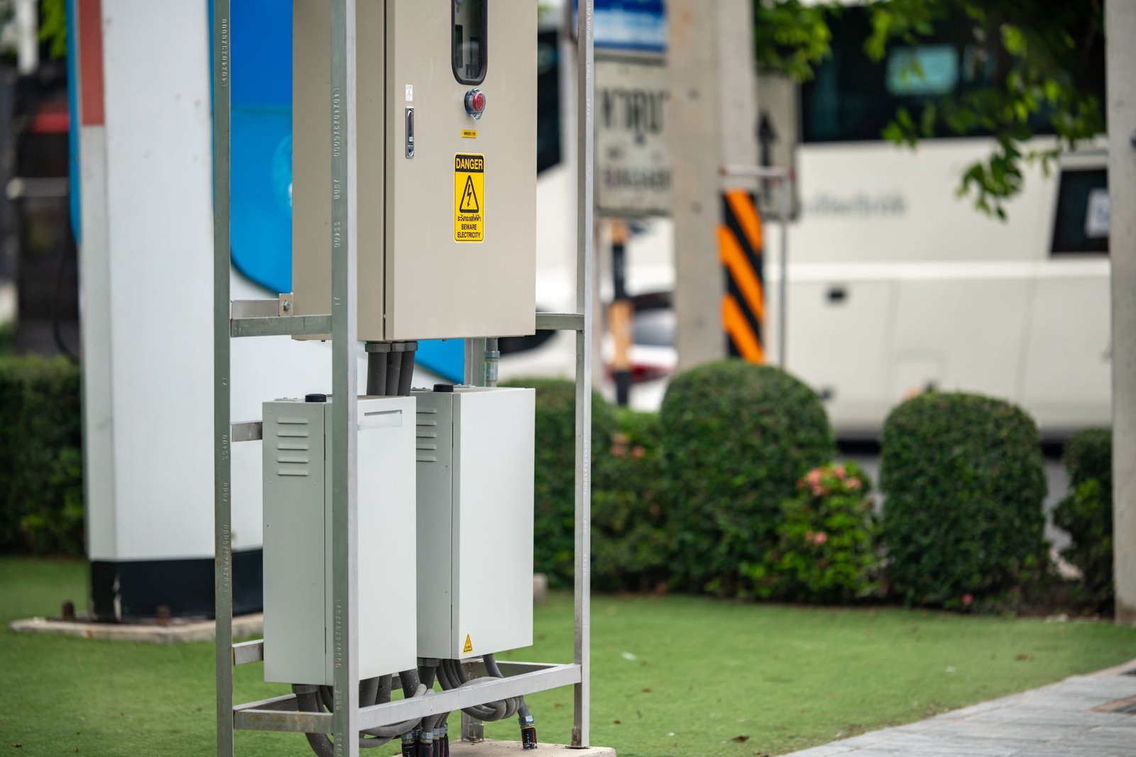 Columna de conexión eléctrica con tomas y diferenciales en una parcela al aire libre