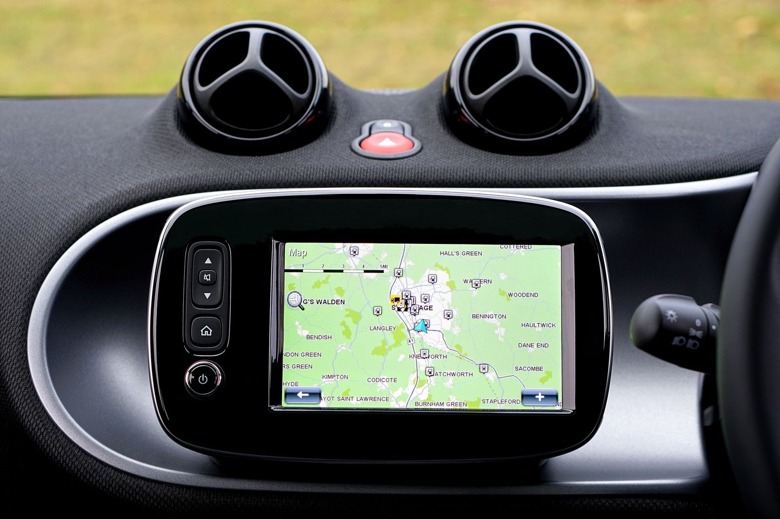 Cómo configurar tu GPS con las medidas de tu camper 2 Navegador dedicado montado en el salpicadero de una furgoneta mostrando la ruta