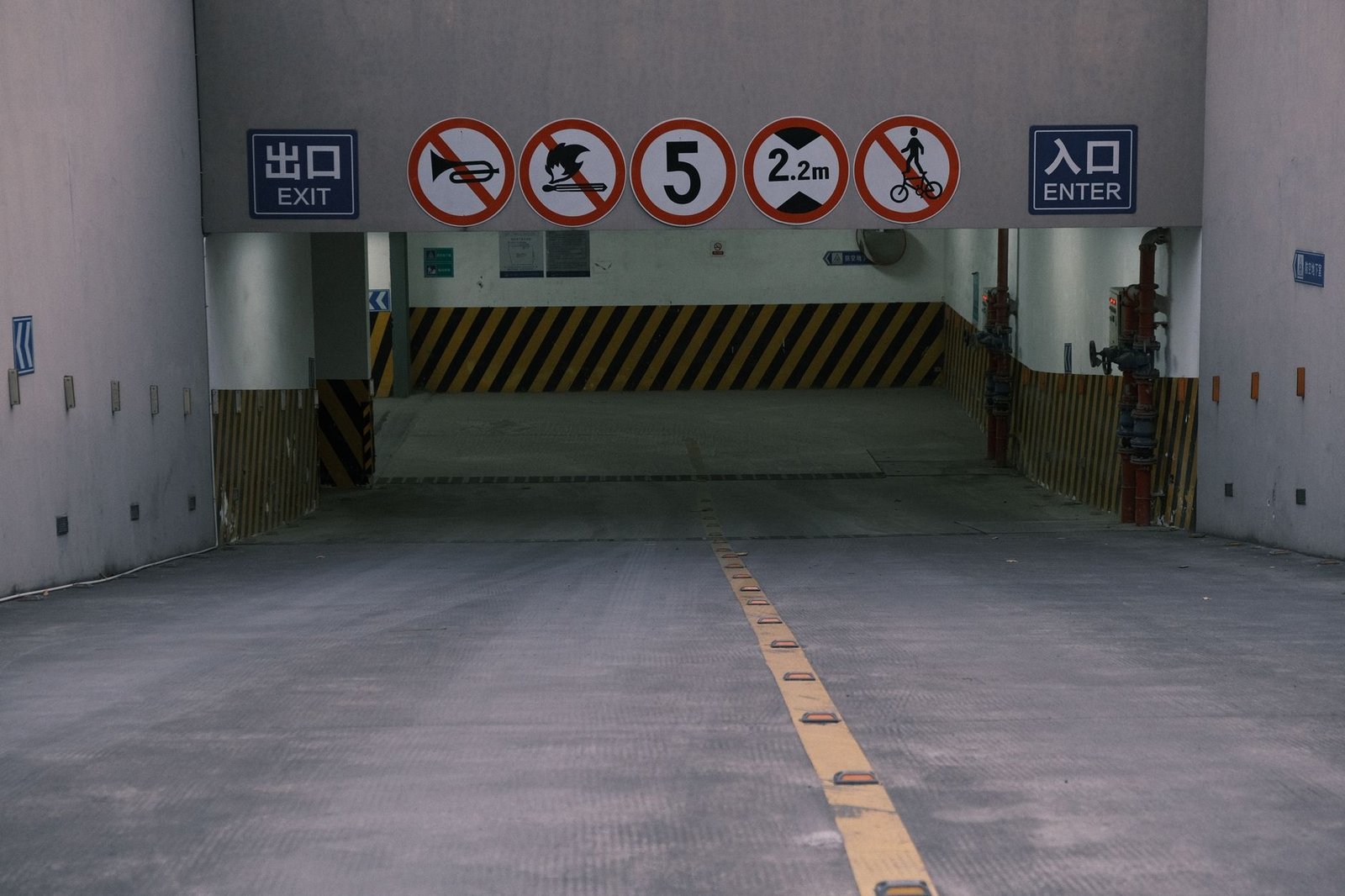 Pórtico con señal de limitación de altura en la entrada de un aparcamiento