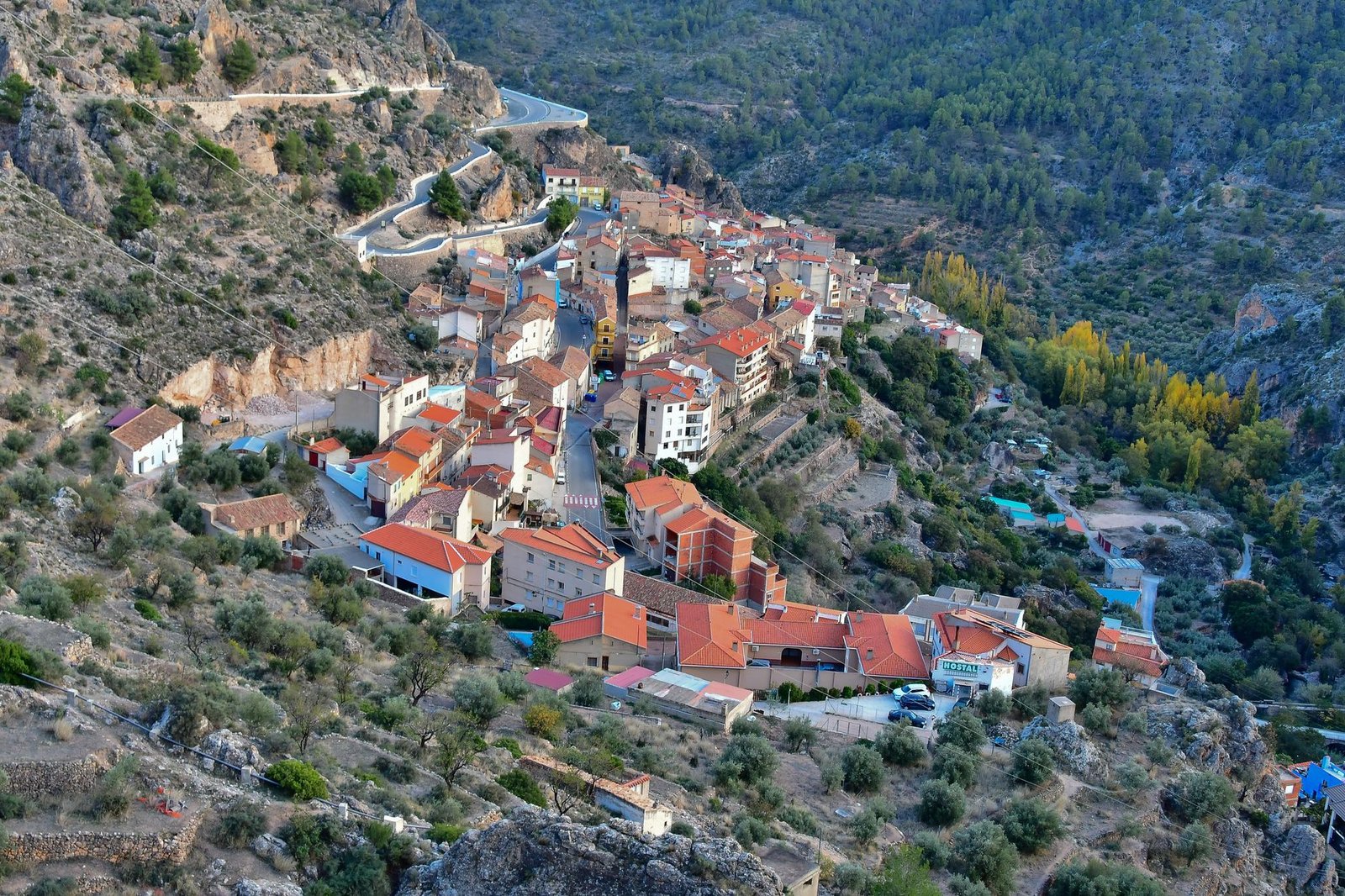 Inicio 73 Pueblo serrano de piedra en el fondo de un valle rodeado de robledales