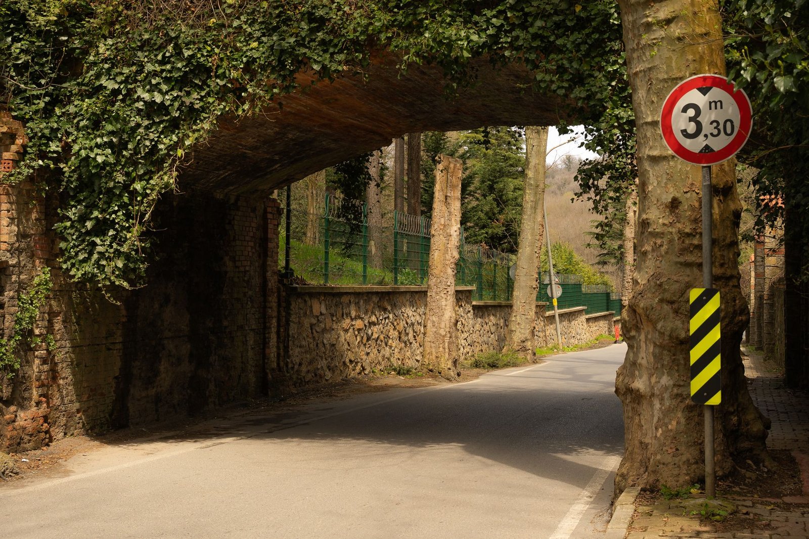 Cómo configurar tu GPS con las medidas de tu camper 1 Señal de limitación de altura en un paso inferior de carretera secundaria